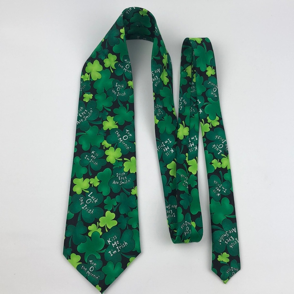 Novelties Kiss Me I’m Iris Tie